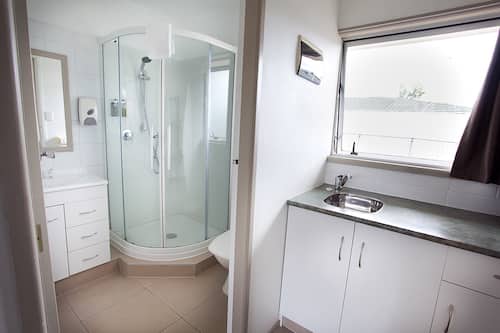 Estudio, 1 cama de matrimonio, vistas al jardín (Studio) | Baño | Regadera, amenidades de baño gratuitas, toallas