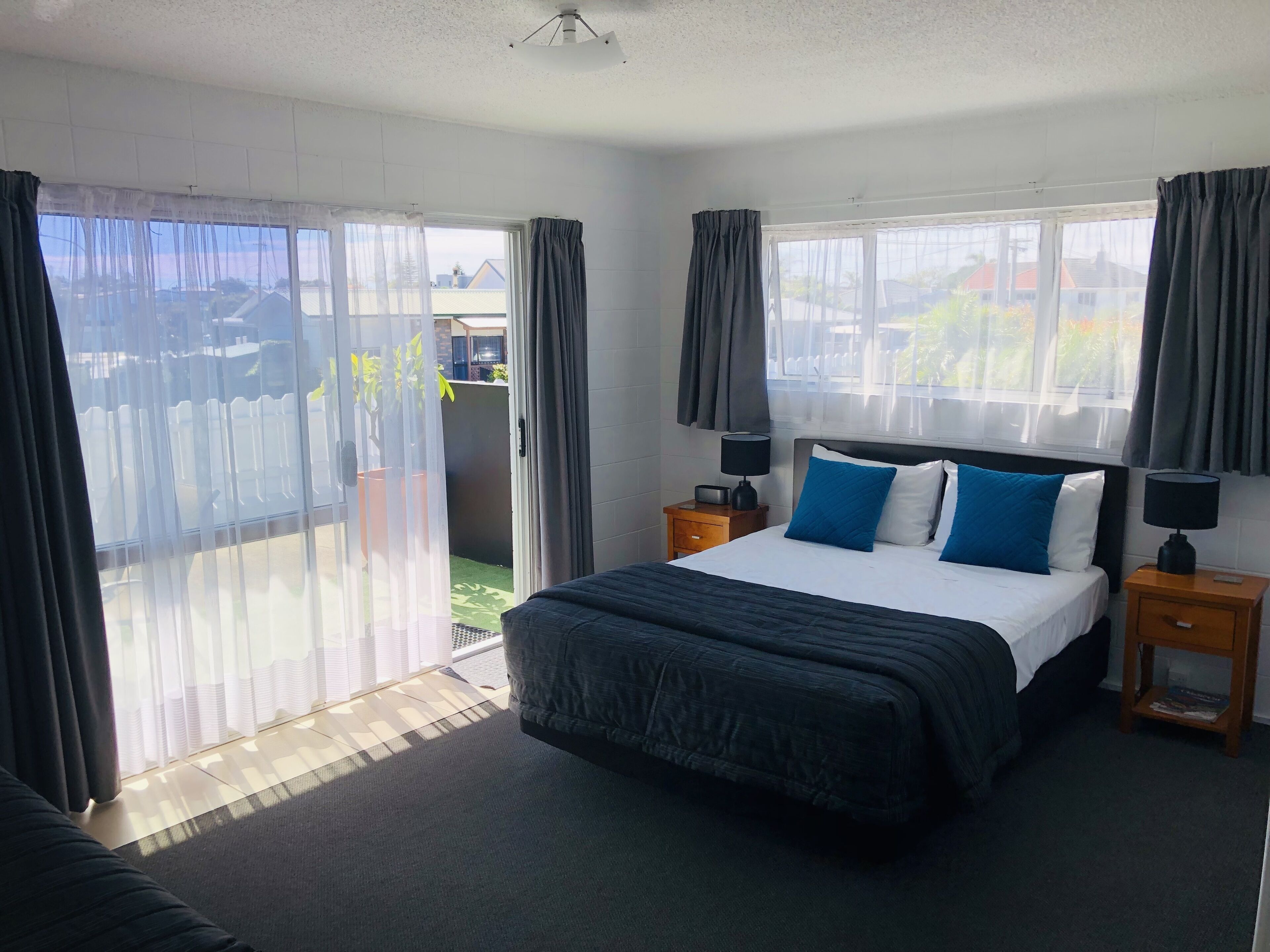 Rideaux occultants, fer et planche à repasser, lits bébé (gratuits)