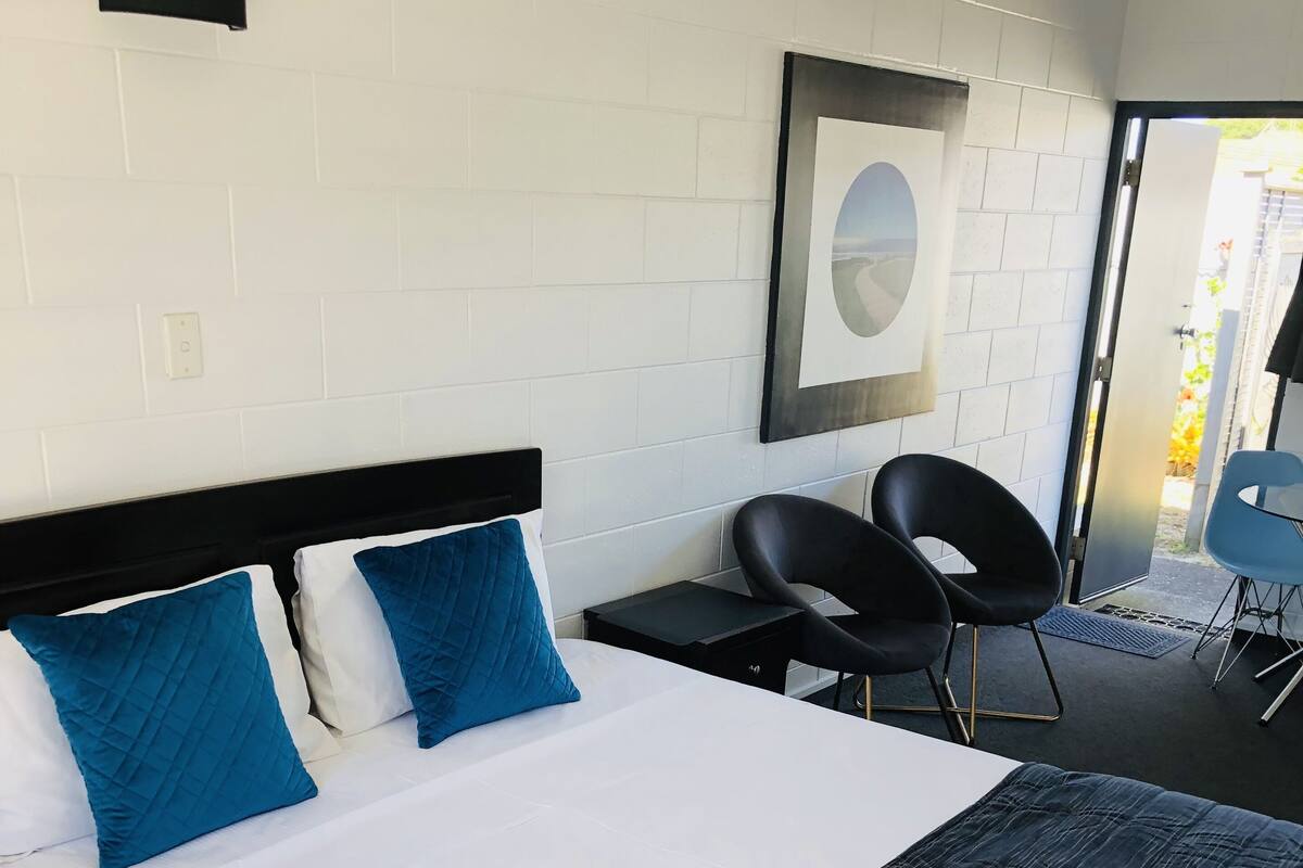 Suite, 1 soverom | Blendingsgardiner, strykejern/-brett og barnesenger (inkludert)