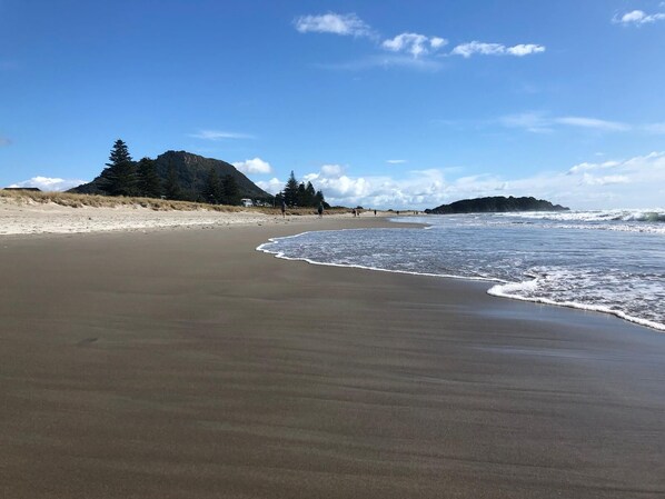 Beach nearby - Blue Haven Motel (Tauranga)