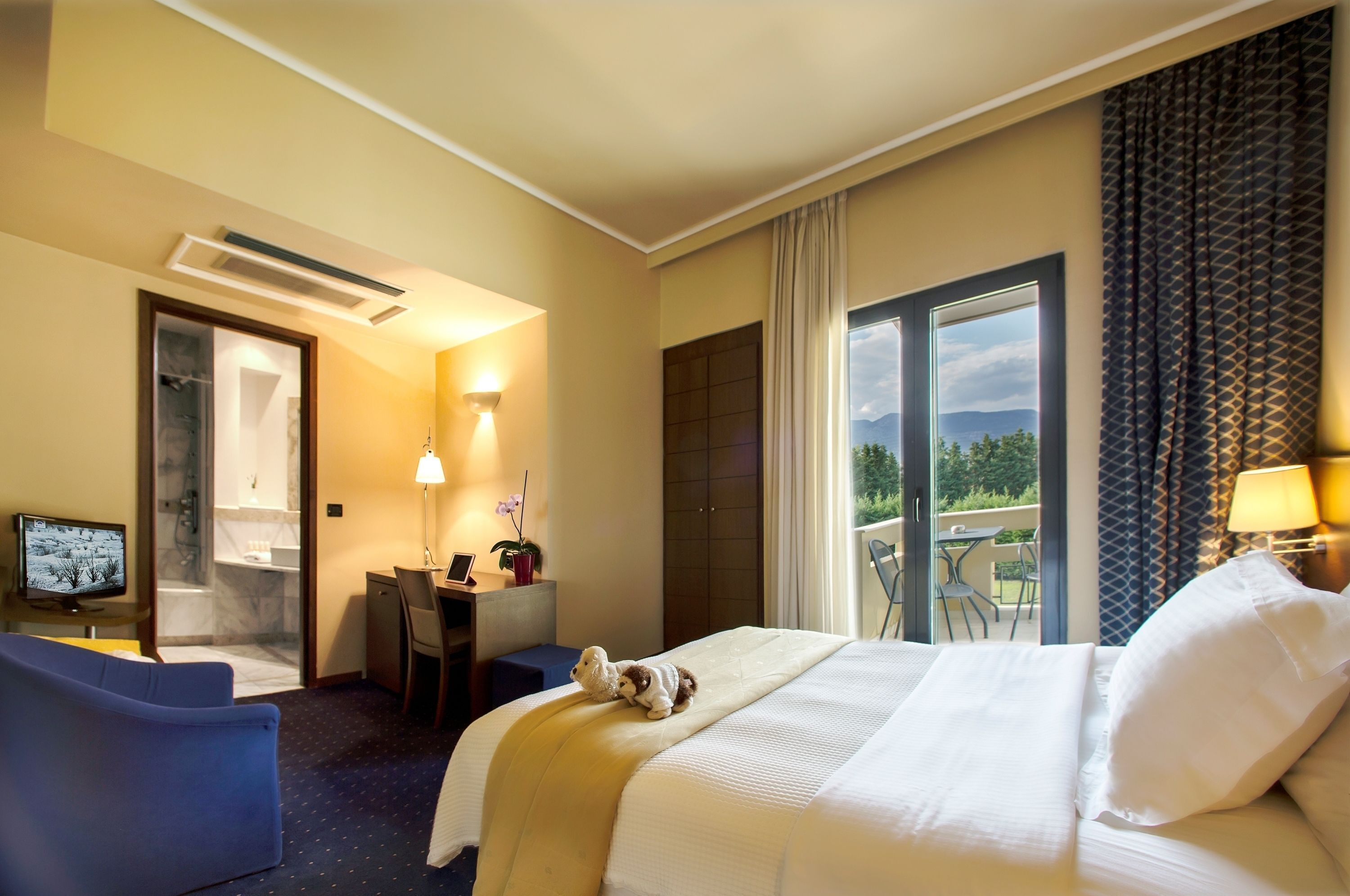 Egyptian cotton sheets, minibar, in-room safe, blackout curtains