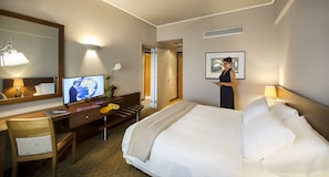 Sábanas de algodón egipcio, minibar, caja fuerte y cortinas opacas