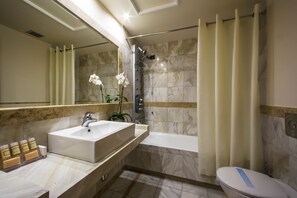 Combined shower/bathtub, deep-soaking bathtub, rainfall showerhead - Dekelia Hotel (Acharnes)