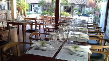2 restaurantes: opção de almoço e jantar