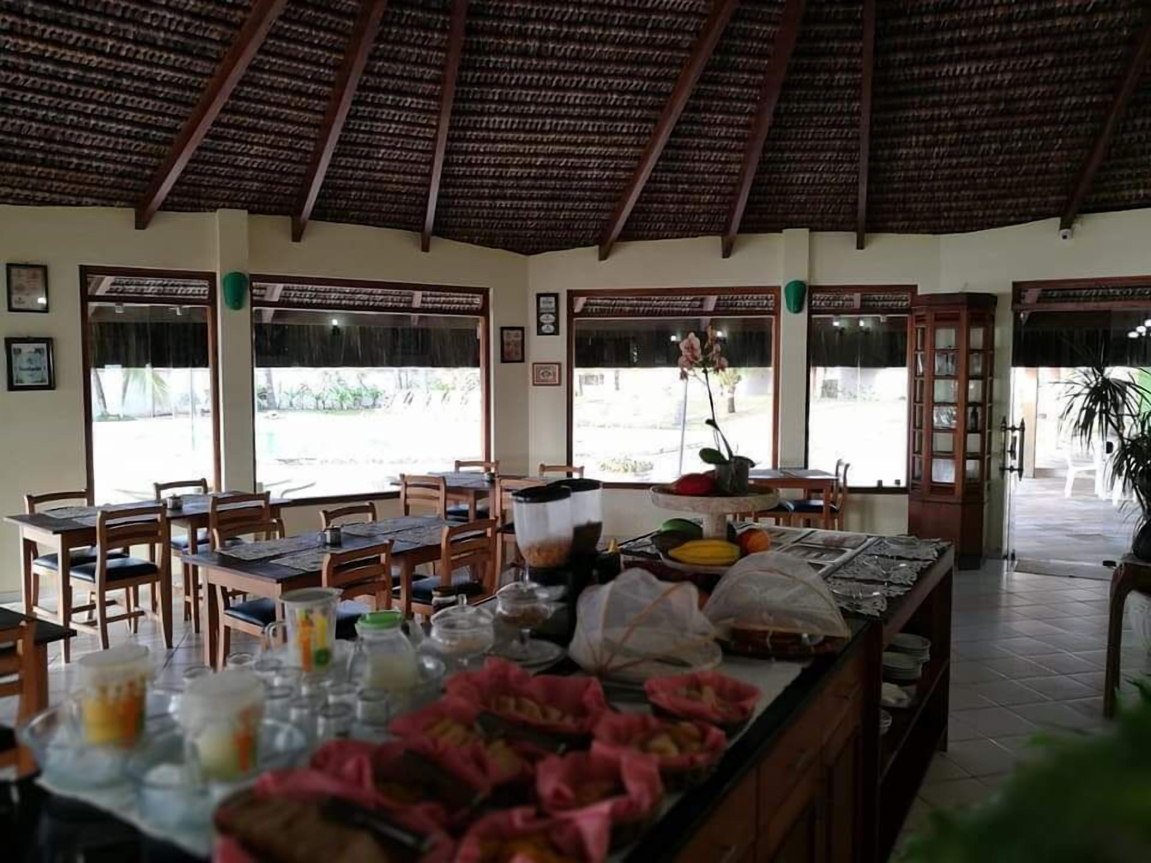 Café da manhã com buffet grátis todos os dias