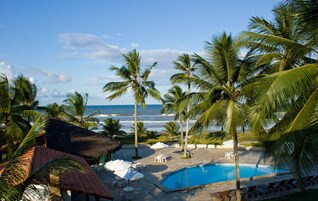 Piscina externa, guarda-sóis, espreguiçadeiras