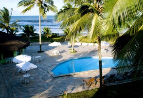 Piscina externa, guarda-sóis, espreguiçadeiras