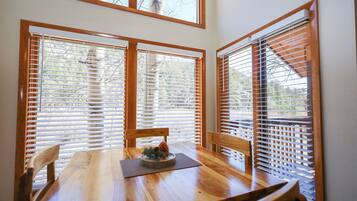 Suite, 1 cama King size (1 Bedroom Kitchenette ) | Camas con pillow-top, decoración personalizada y muebles diferentes