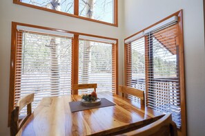 套房, 1 張特大雙人床 (1 Bedroom Kitchenette ) | 舒適加層、獨特裝潢、布置獨特、熨斗/熨衣板