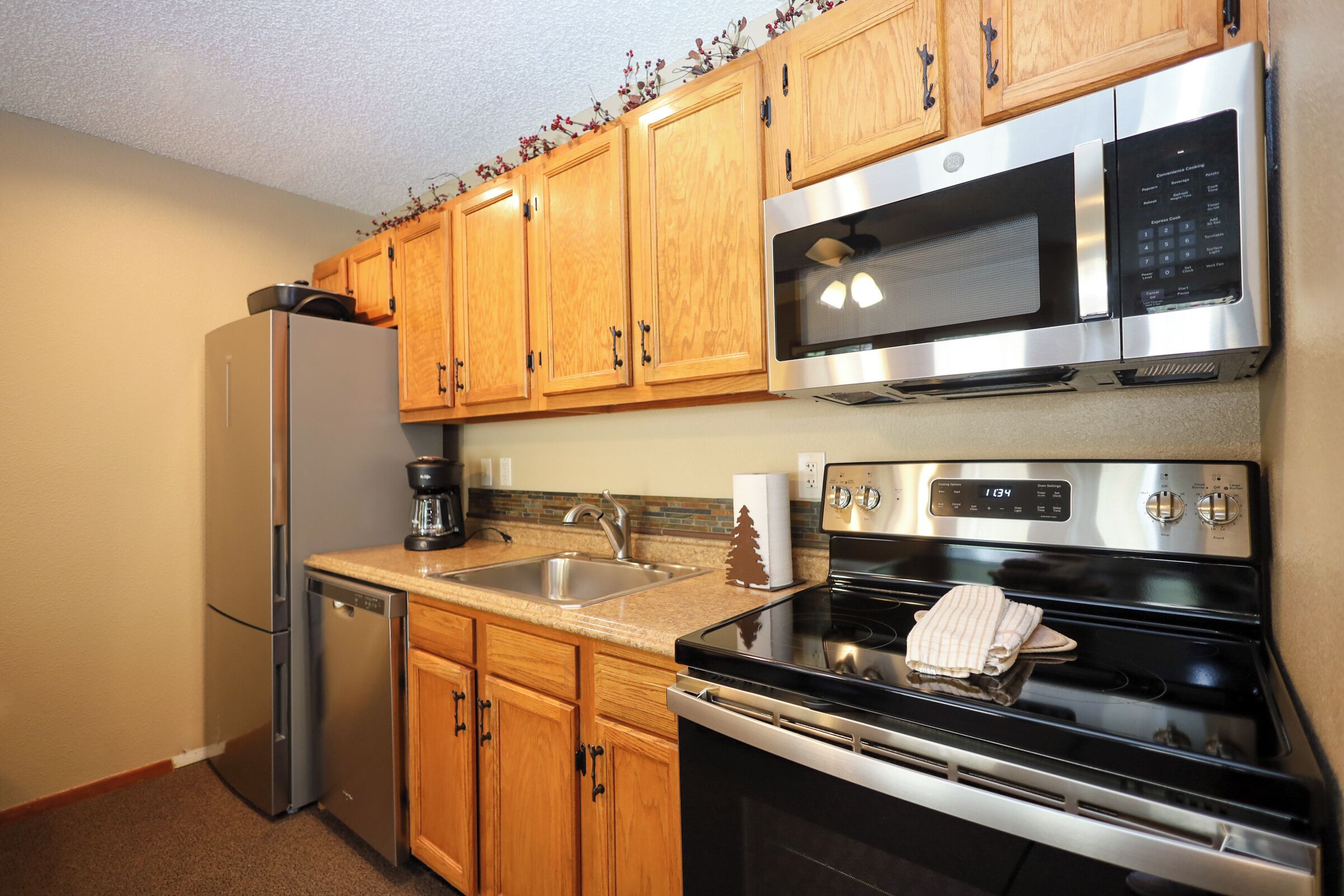 suite (1 bedroom full kitchen river level) | private kitchen | fridge, microwave, coffee/tea maker, cookware/dishes/utensils