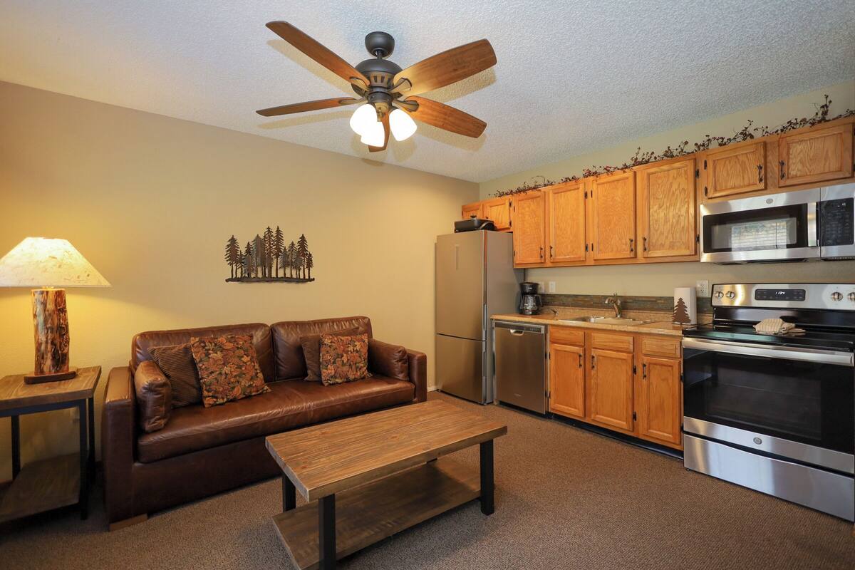 套房 (1 Bedroom Full Kitchen River Level) | 起居区 | 55-英寸智能电视（配备有线频道）、壁炉、DVD 播放器