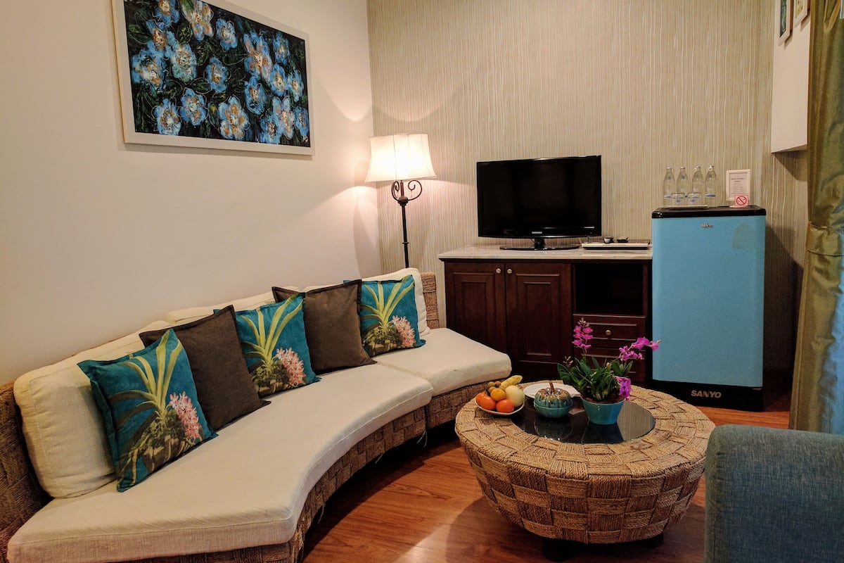 32-inch LCD TV with cable channels, TV