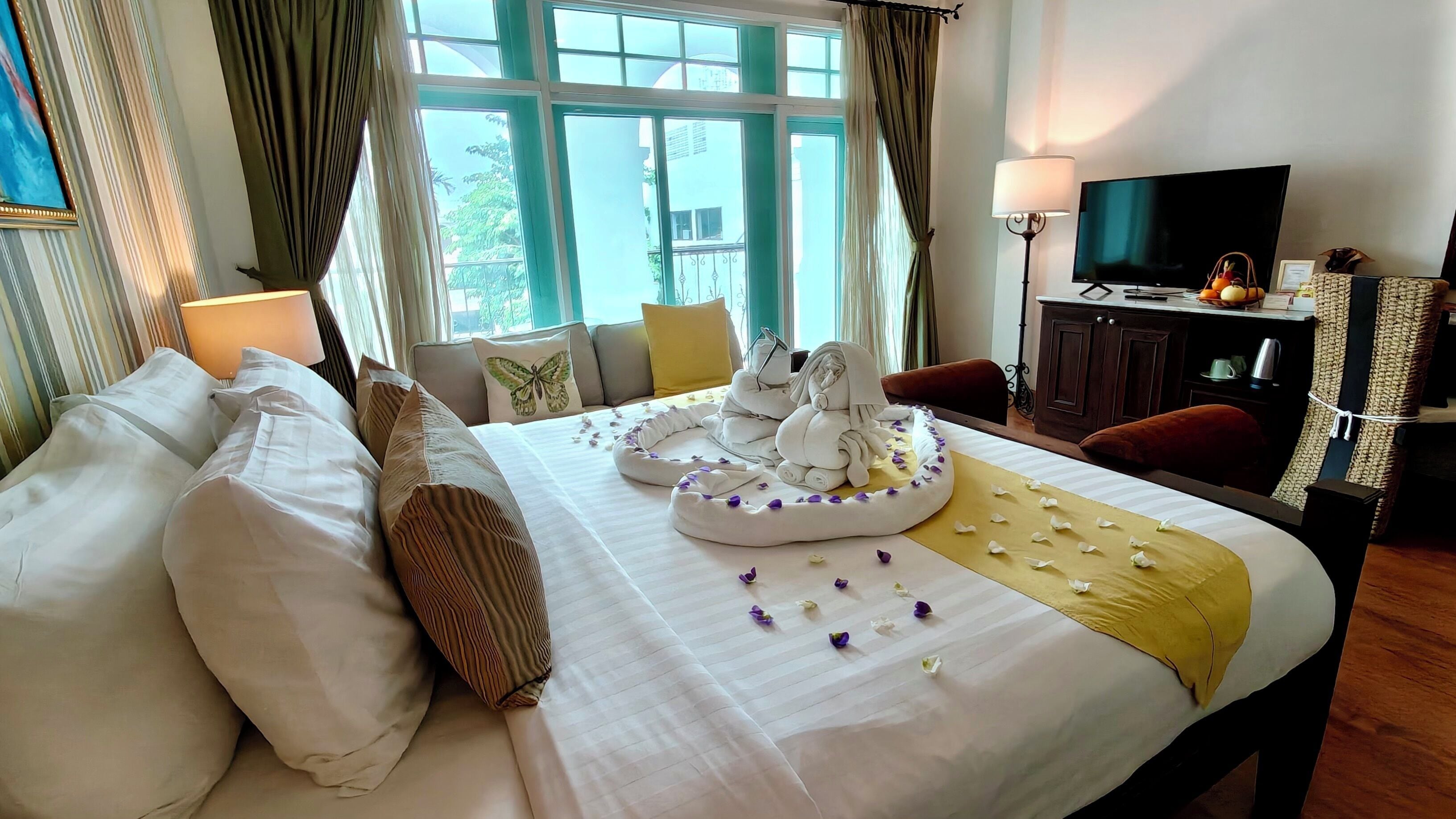 Premium Deluxe 1 King, City View with Balcony | Premium bedding, minibar, in-room safe, individually decorated