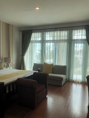 Premium Deluxe 1 King, City View with Balcony | Hochwertige Bettwaren, Minibar, Zimmersafe, individuell dekoriert