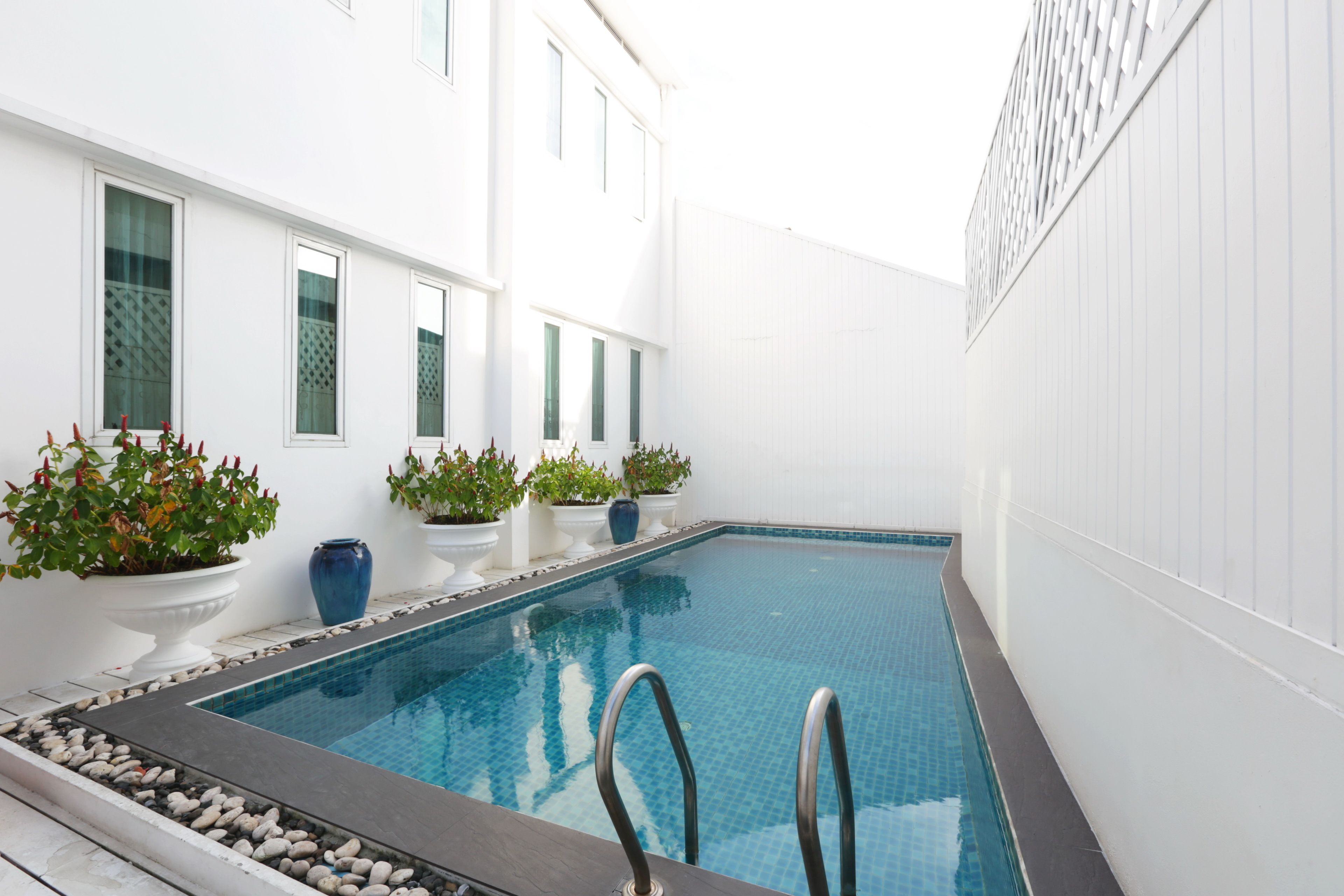 outdoor pool, open 8:00 am to 7:00 pm, pool loungers