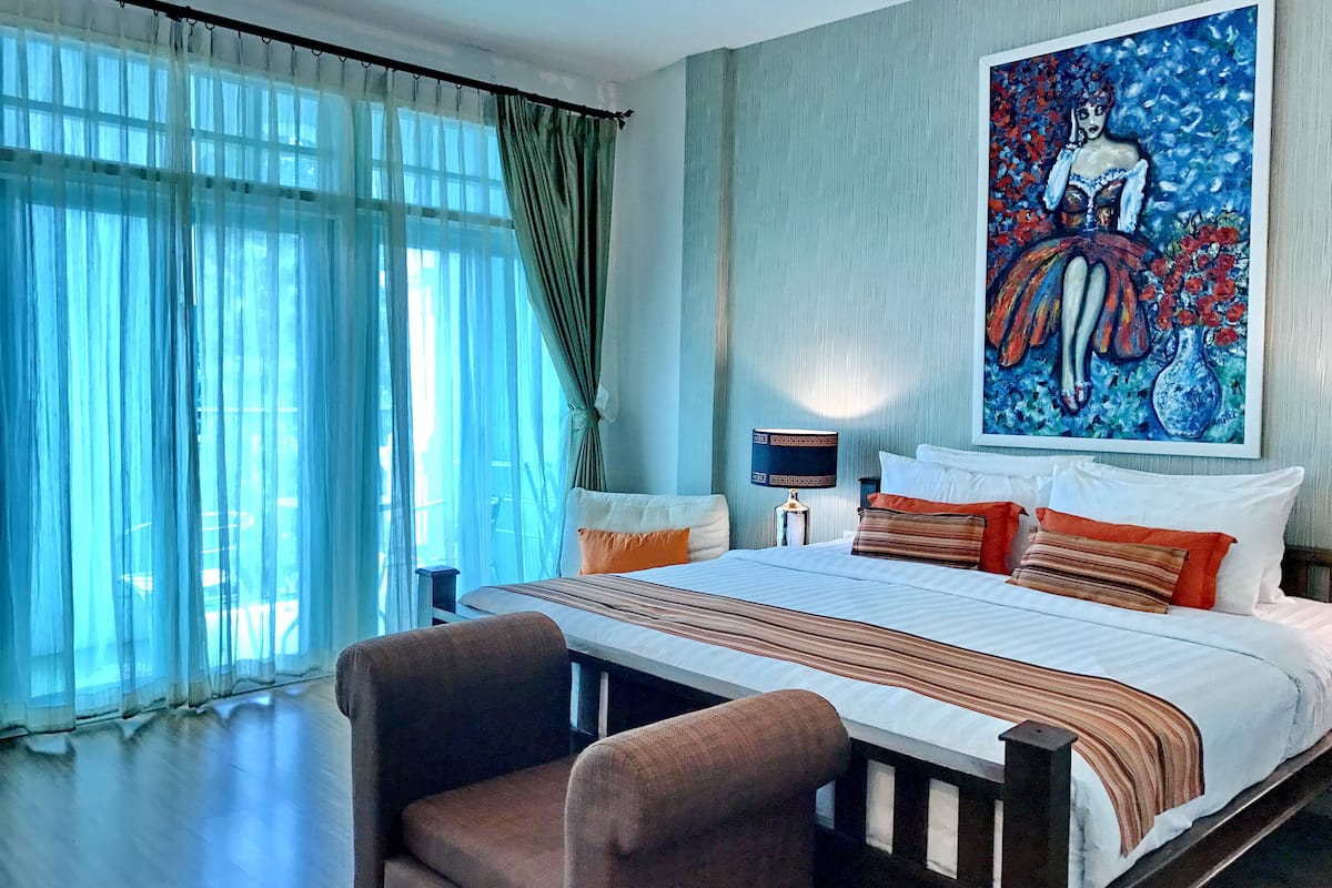 premium deluxe 1 king, city view with balcony | balcony view