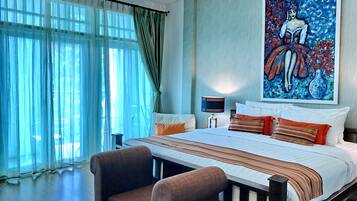 Premium Deluxe 1 King, City View with Balcony | Balcony view