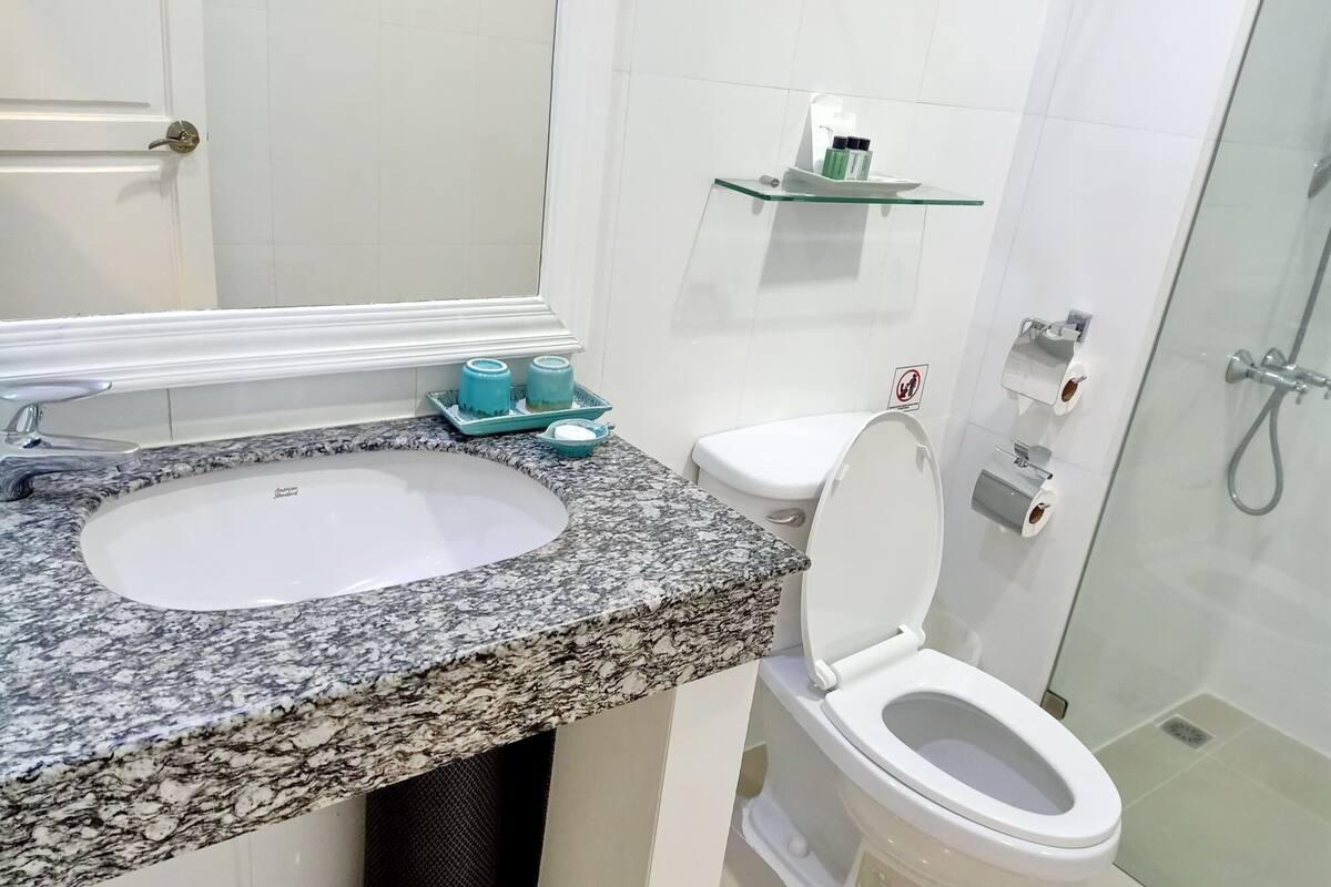 shower, free toiletries, hair dryer, slippers