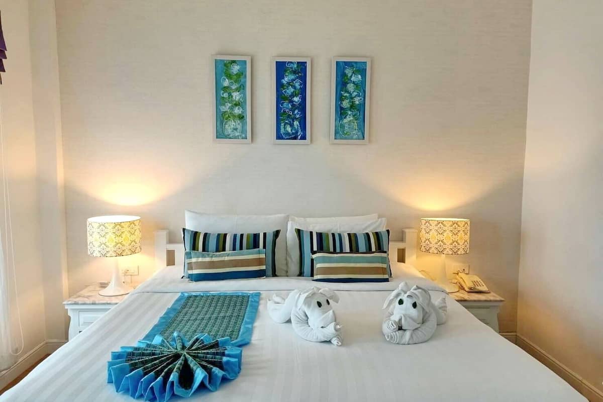 Deluxe 1 King, Pool View | Ropa de cama de alta calidad, minibar, caja fuerte y escritorio
