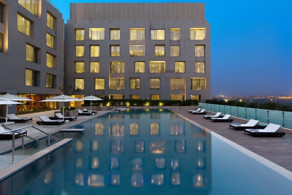 Outdoor pool, pool cabanas (surcharge), pool umbrellas - Holiday Inn New Delhi Aerocity by IHG (New Delhi)