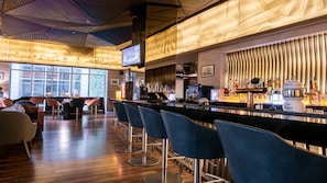 Serves lunch, dinner and happy hour
