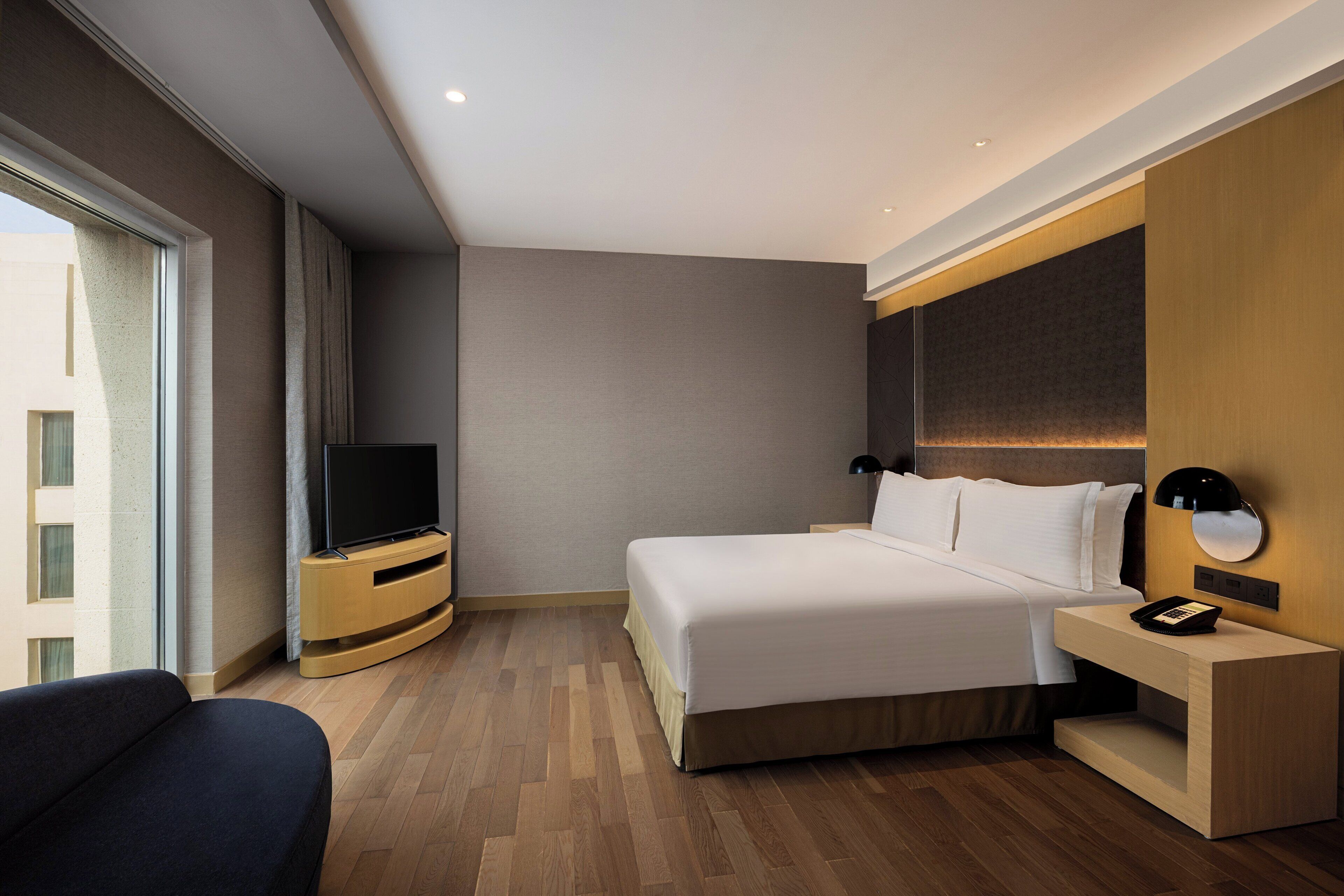 Suite, 1 soverom (Additional Living Area) | 1 soverom, sengetøy av topp kvalitet, minibar og safe på rommet