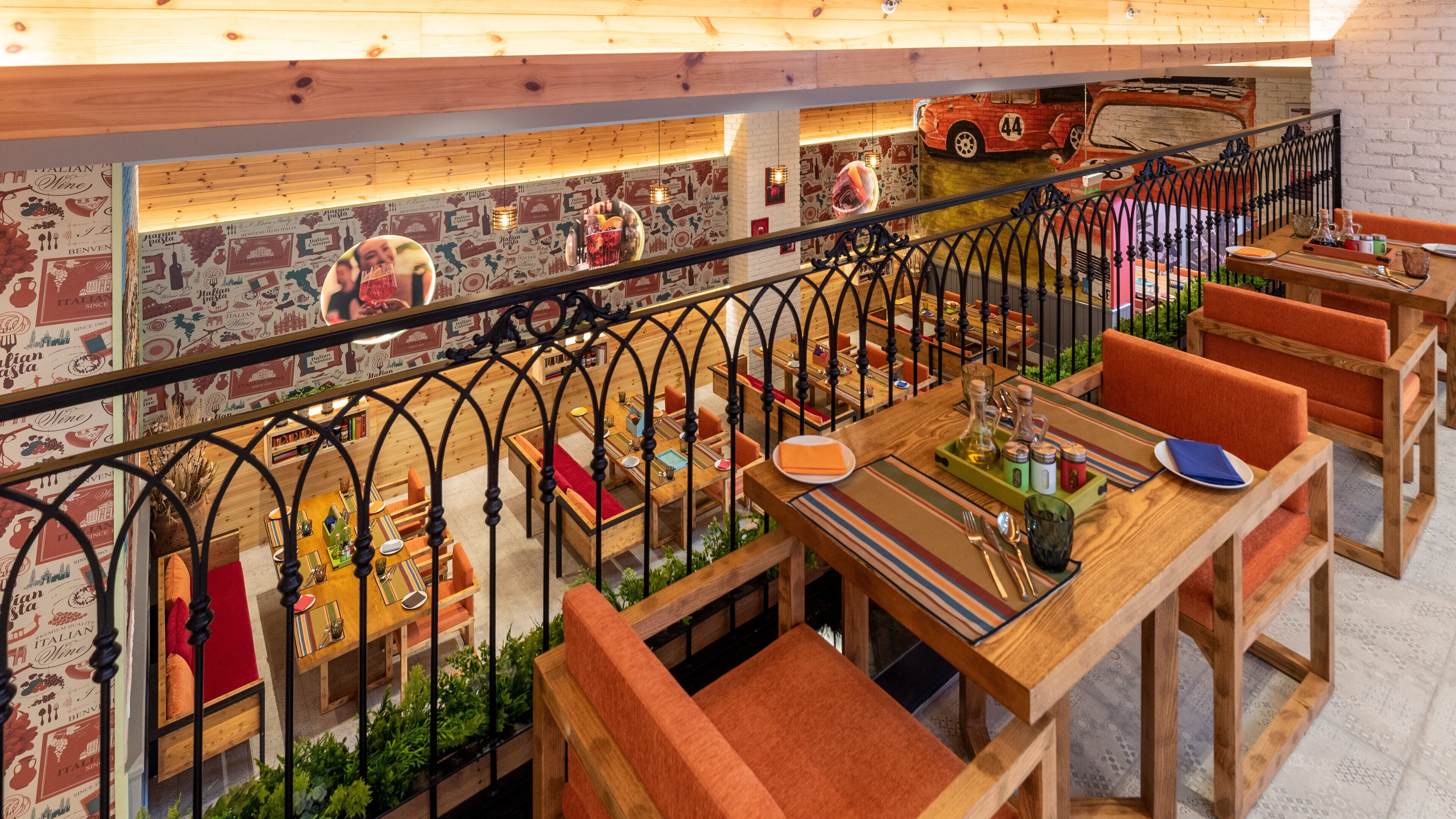 2 restaurantes, se sirve desayuno, cocina local e internacional 