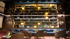 Sert le déjeuner, le dîner et l'apéritif