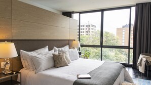 Seprai premium, selimut bulu angsa, bantalan ekstra lembut, dan minibar