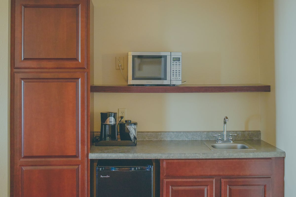 standard room, 1 king bed | private kitchen | fridge, microwave, coffee/tea maker