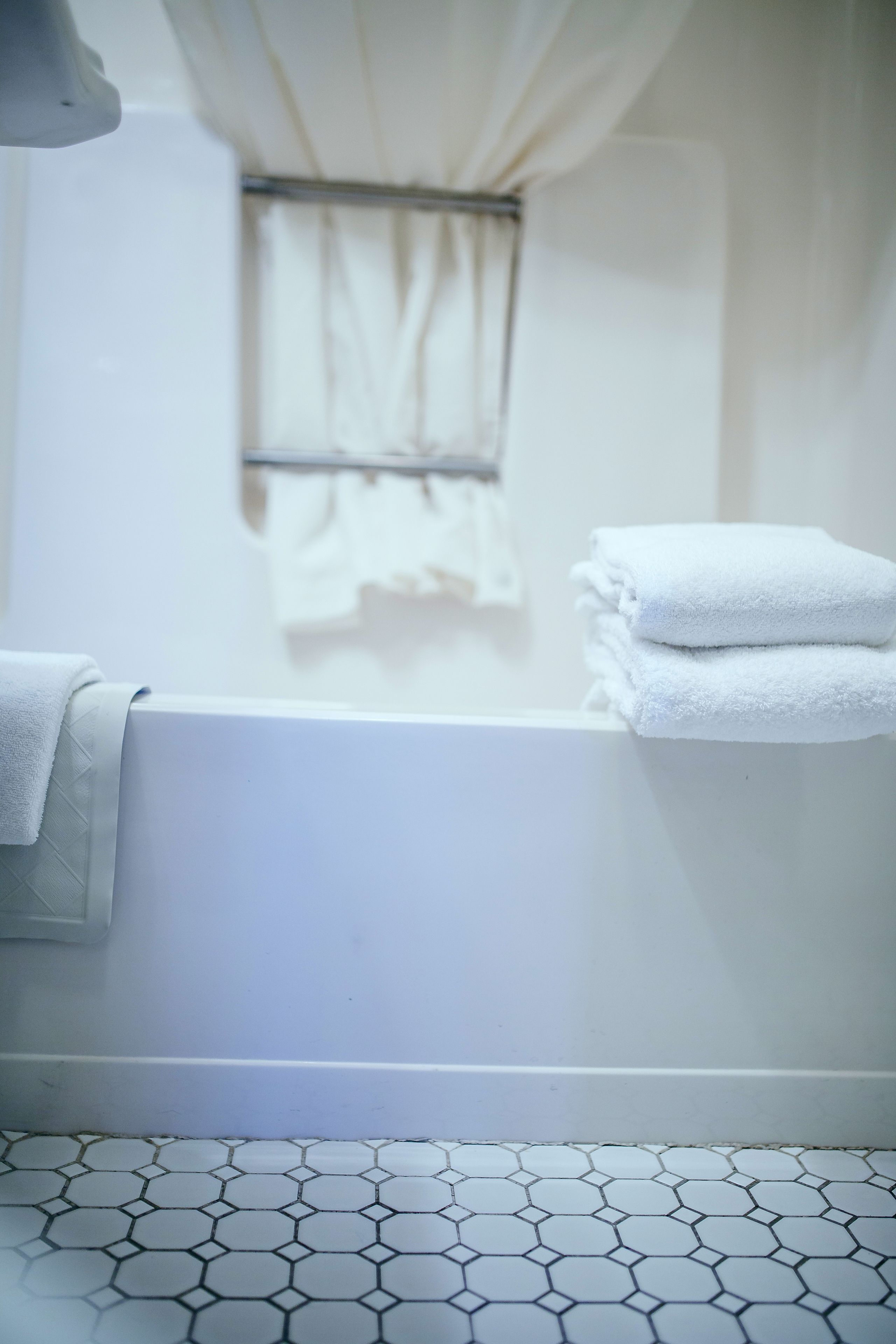 combined shower/bathtub, free toiletries, hair dryer, towels