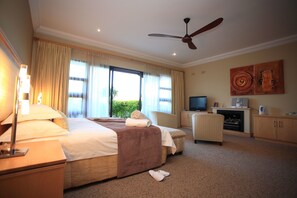 Deluxe Room | Peralatan tempat tidur premium, bar mini, peti besi dalam bilik