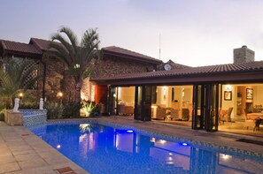 Ulkouima-allas, aurinkovarjoja, aurinkotuoleja