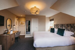 Habitación clásica, 1 cama King size, vista a la montaña | Decoración personalizada, muebles diferentes y escritorio 