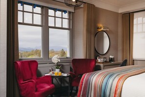 Decoración personalizada, muebles diferentes y escritorio 