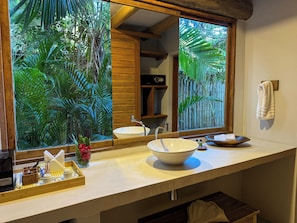 Deluxe-værelse | Badeværelse | Gratis toiletartikler, hårtørrer, badekåber, hjemmesko