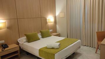 Standard-Doppel- oder -Zweibettzimmer | Hochwertige Bettwaren, Daunenbettdecken, Minibar, Zimmersafe