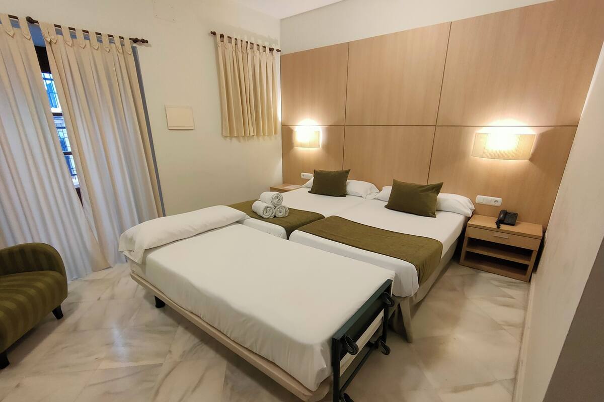Habitacion Doble Superior con Supletoria | เครื่องนอนระดับพรีเมียม, ผ้านวมขนเป็ด, มินิบาร์, ตู้นิรภัยในห้องพัก