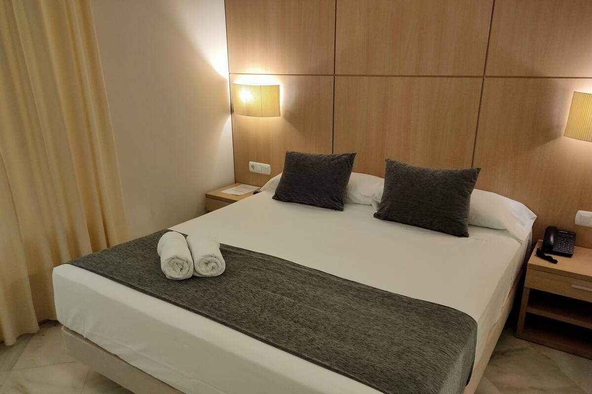 ห้องจูเนียร์สวีท | เครื่องนอนระดับพรีเมียม, ผ้านวมขนเป็ด, มินิบาร์, ตู้นิรภัยในห้องพัก