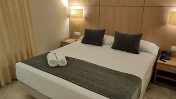 Ropa de cama de alta calidad, cubrecamas y minibar