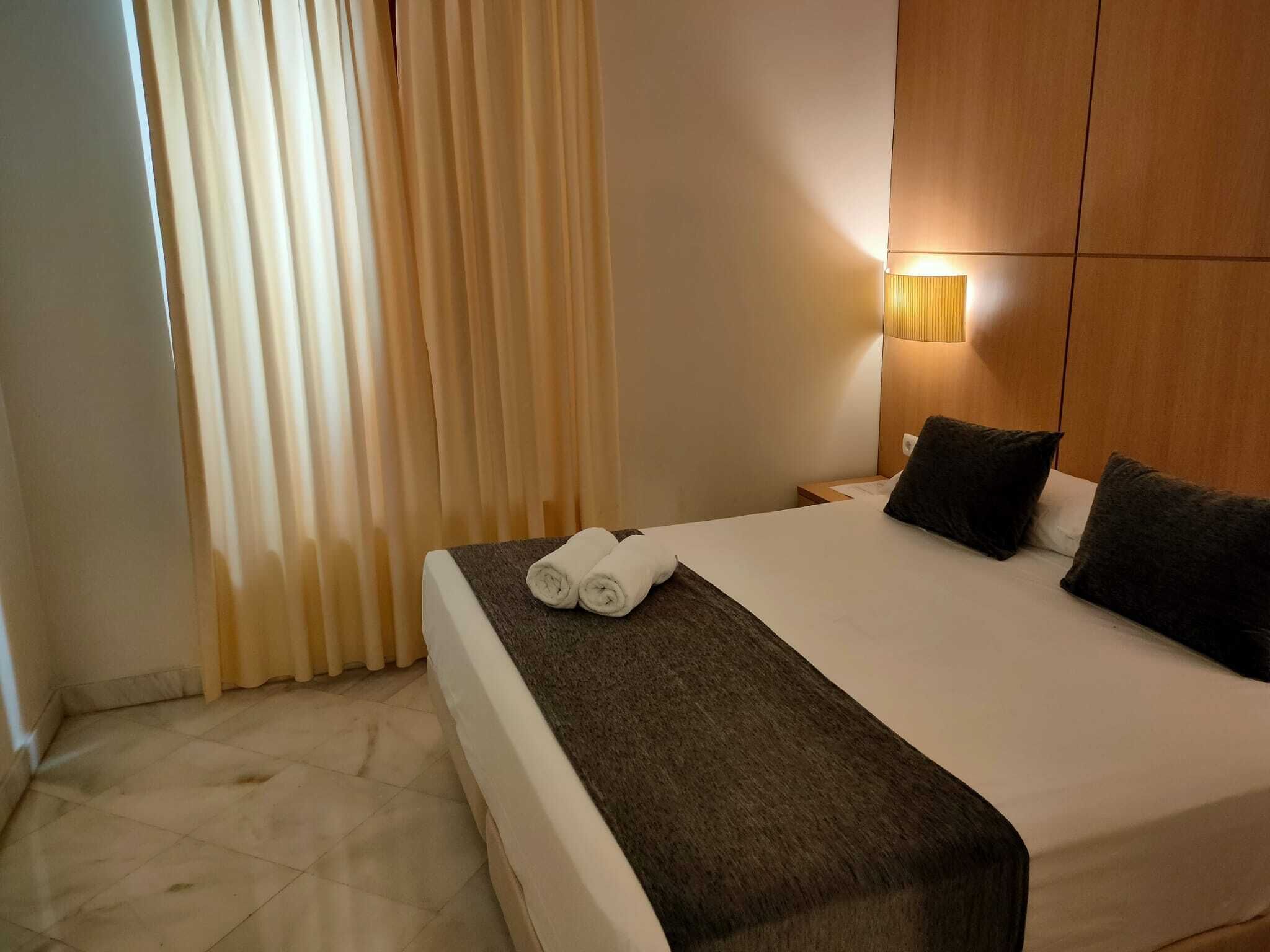 Suite junior | Ropa de cama de alta calidad, edredones de plumas, minibar y caja fuerte