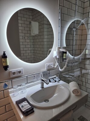Standard Double or Twin Room | Bathroom | Shower, free toiletries, hair dryer, towels - Hotel Boutique Convento Cádiz (Cádiz)
