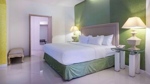 A neatly made bed with white linens, two bedside lamps, and a bedside phone. - MM Grand Hotel Puebla, Tapestry Collection by Hilton (Puebla)