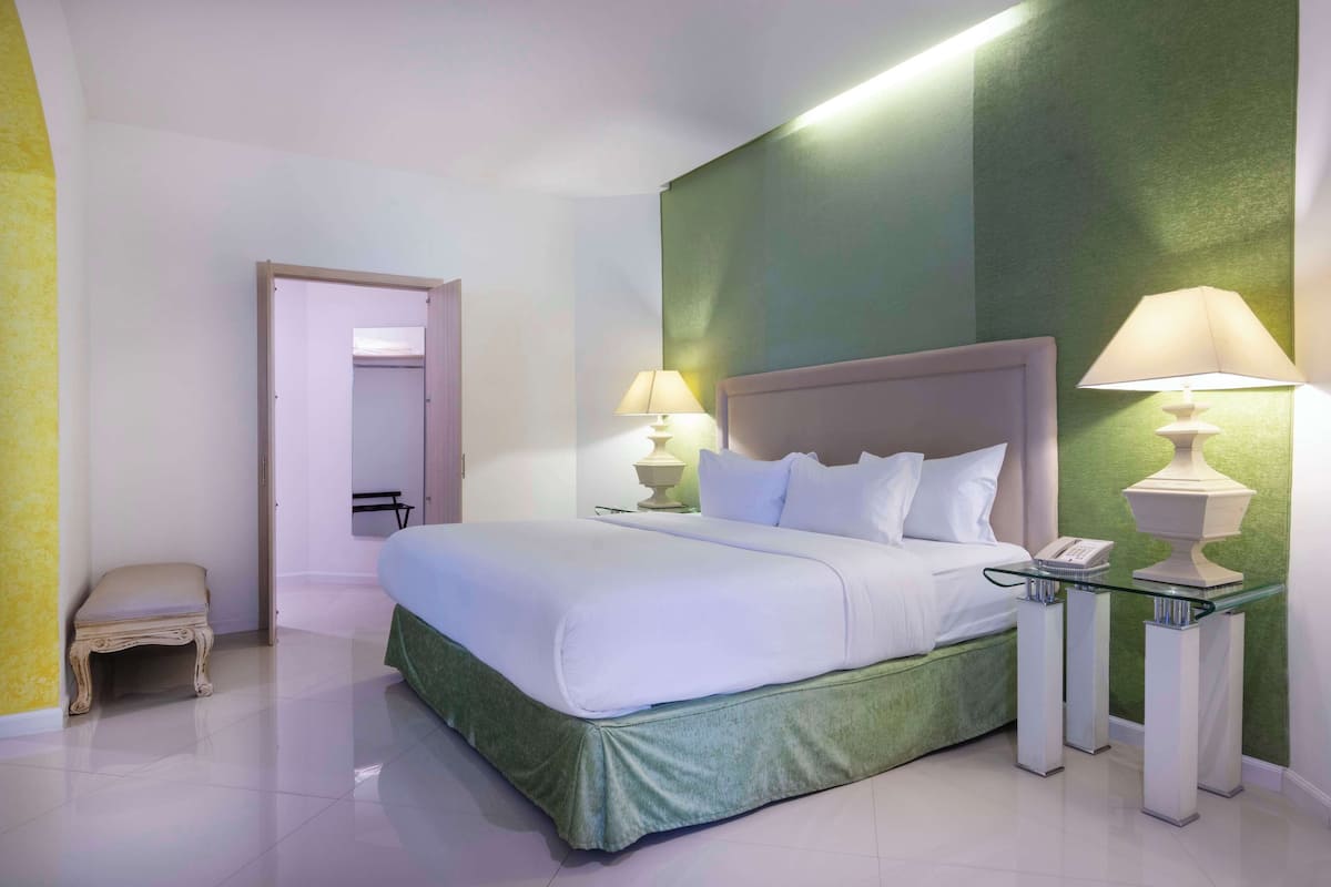 Suite, 1 letto king (Governor) | Biancheria da letto di alta qualità, una cassaforte in camera