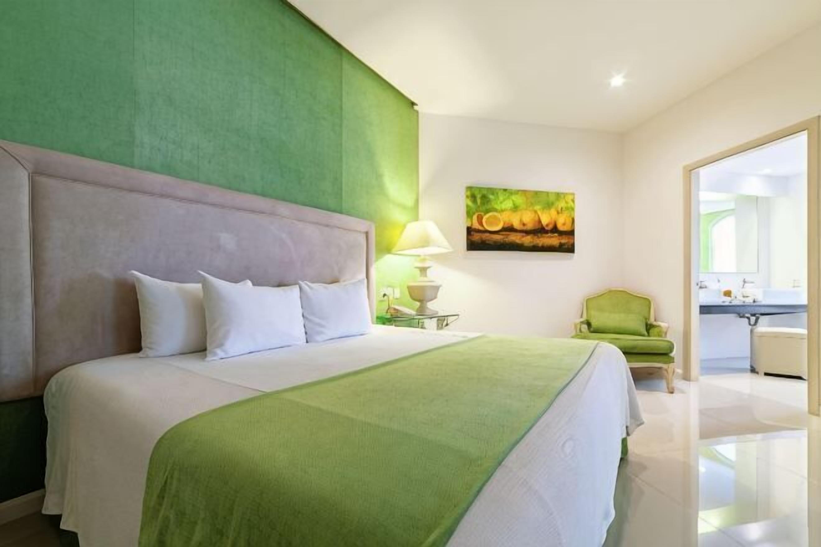 Premium bedding, in-room safe, individually decorated