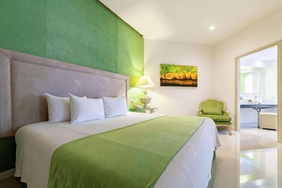 Literie de qualité, coffre-fort, décor unique, ameublement unique