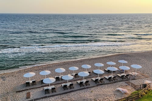 Am Strand, Liegestühle, Sonnenschirme, Strandtücher