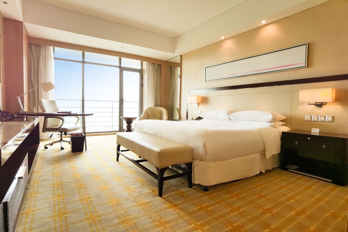 family studio suite, 1 bedroom | premium bedding, minibar, in-room safe, desk