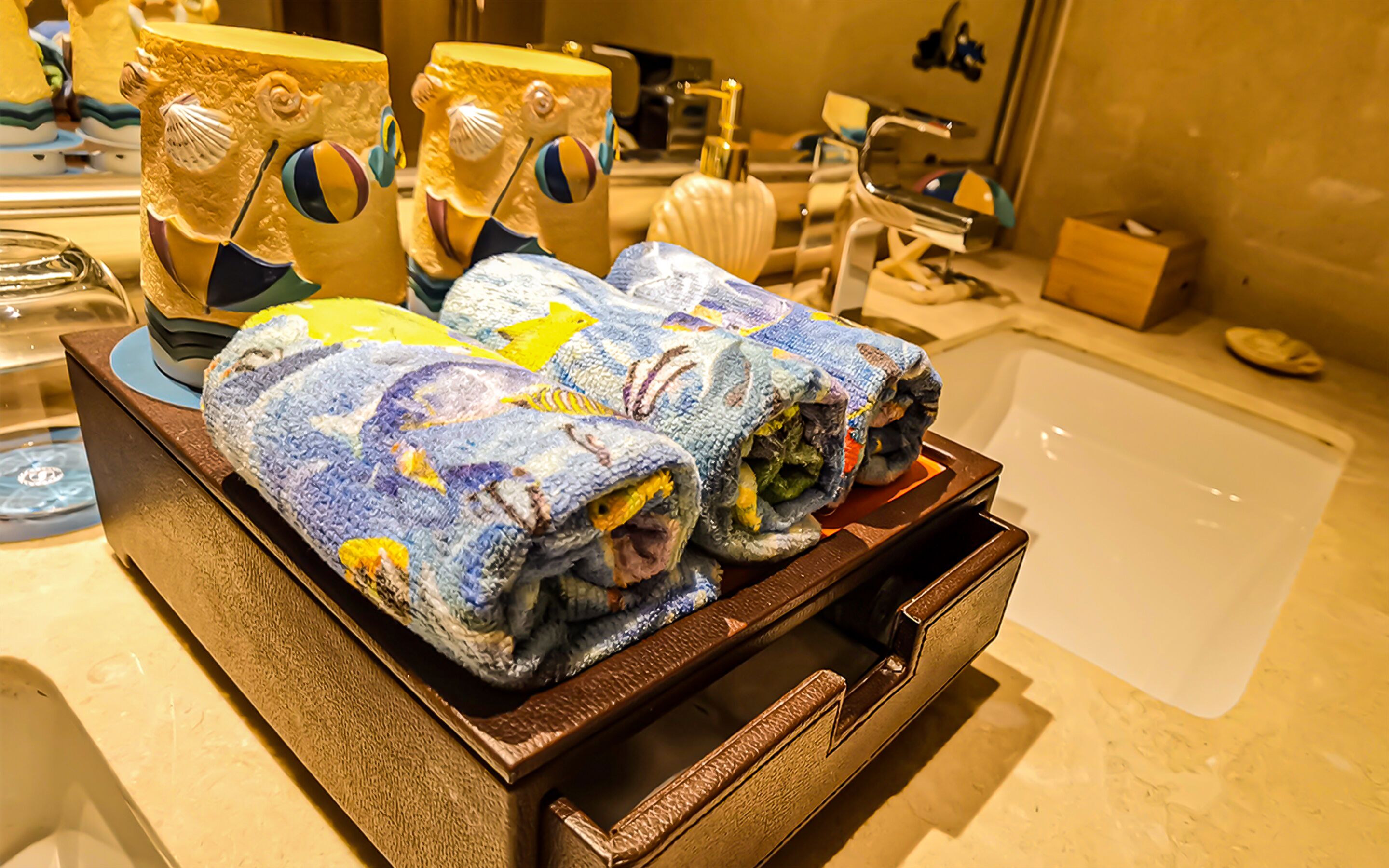 family studio suite, 1 bedroom | premium bedding, minibar, in-room safe, desk