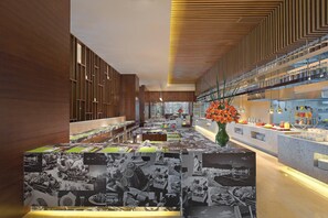 2 restaurantes; se sirven desayunos, almuerzos, cenas y cocina china 